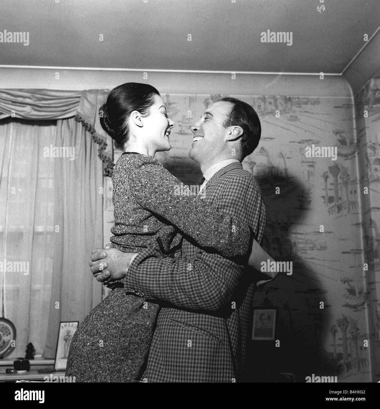 Christopher Lee attore abbracci la moglie Gitte Lee Marzo 1962 Foto Stock