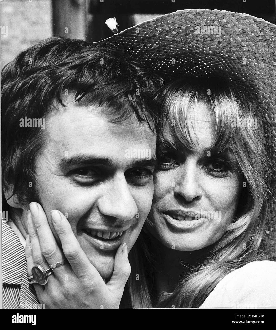 Dudley Moore e attrice Suzy Kendall dopo si sposarono in segreto a Hampstead Register Office Foto Stock