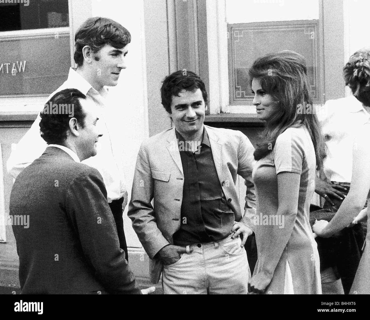 Peter Cook Dudley Moore e Raquel Welch on location per film Bedazzeled Foto Stock