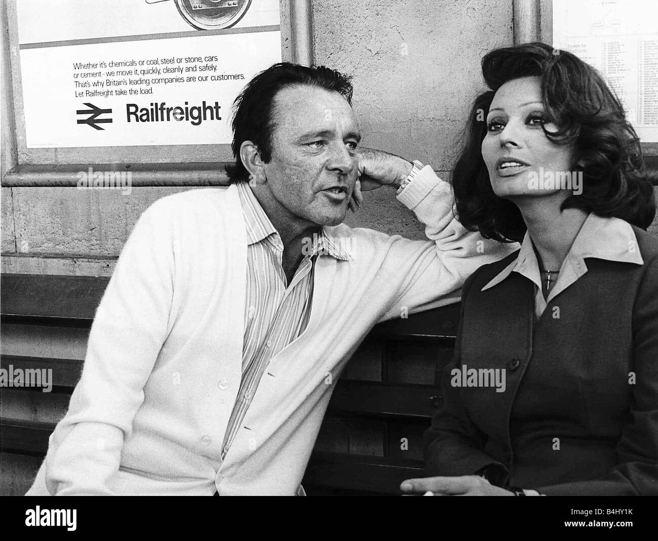 Sophia Loren attrice con Richard Burton insieme a Brockenhurst Hampshire per provare per un'associazione televisione il film breve incontro dbase MSI Foto Stock