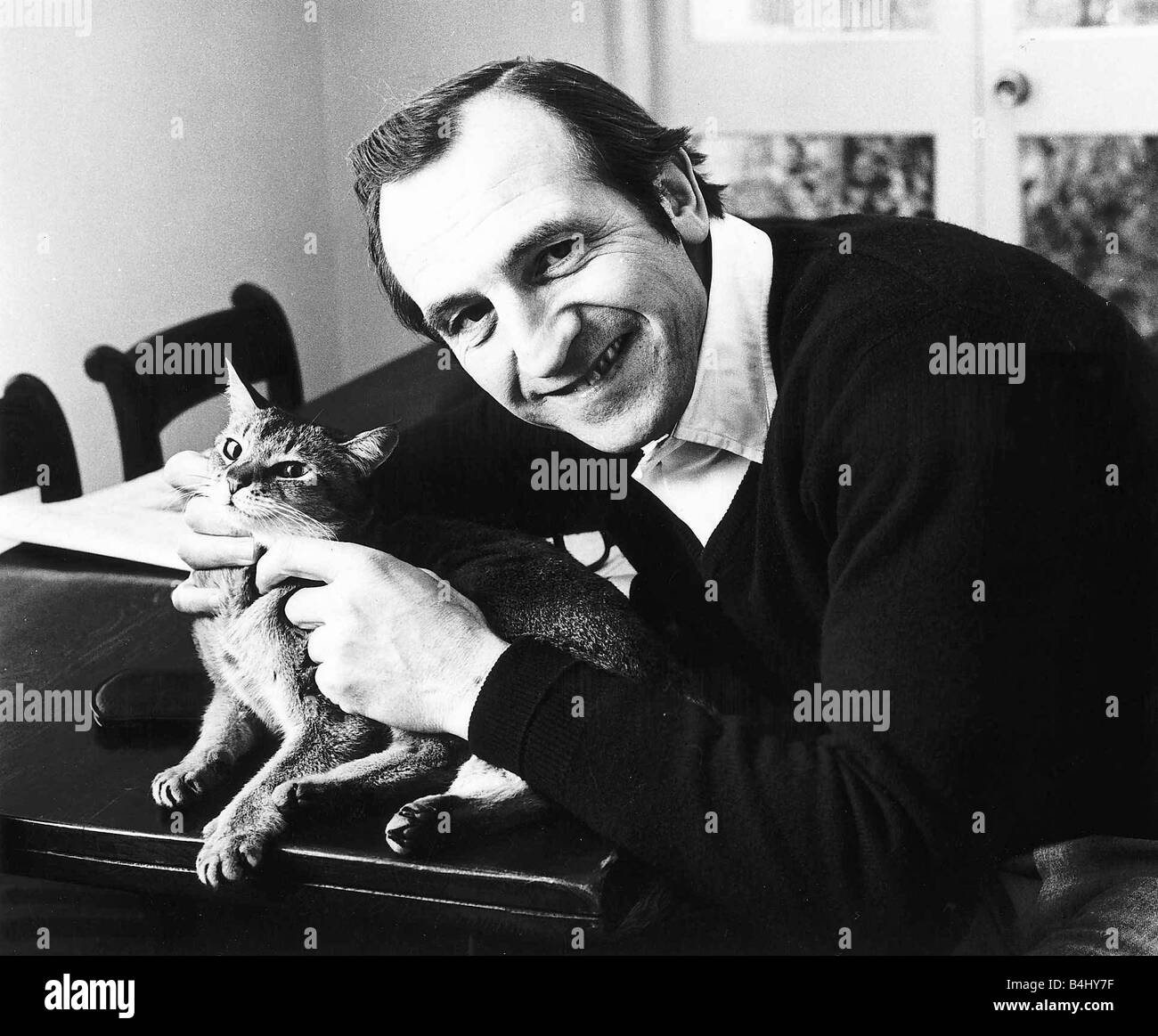 Leonard Rossiter con un gatto Febbraio 1978 DBASE MSI Foto Stock