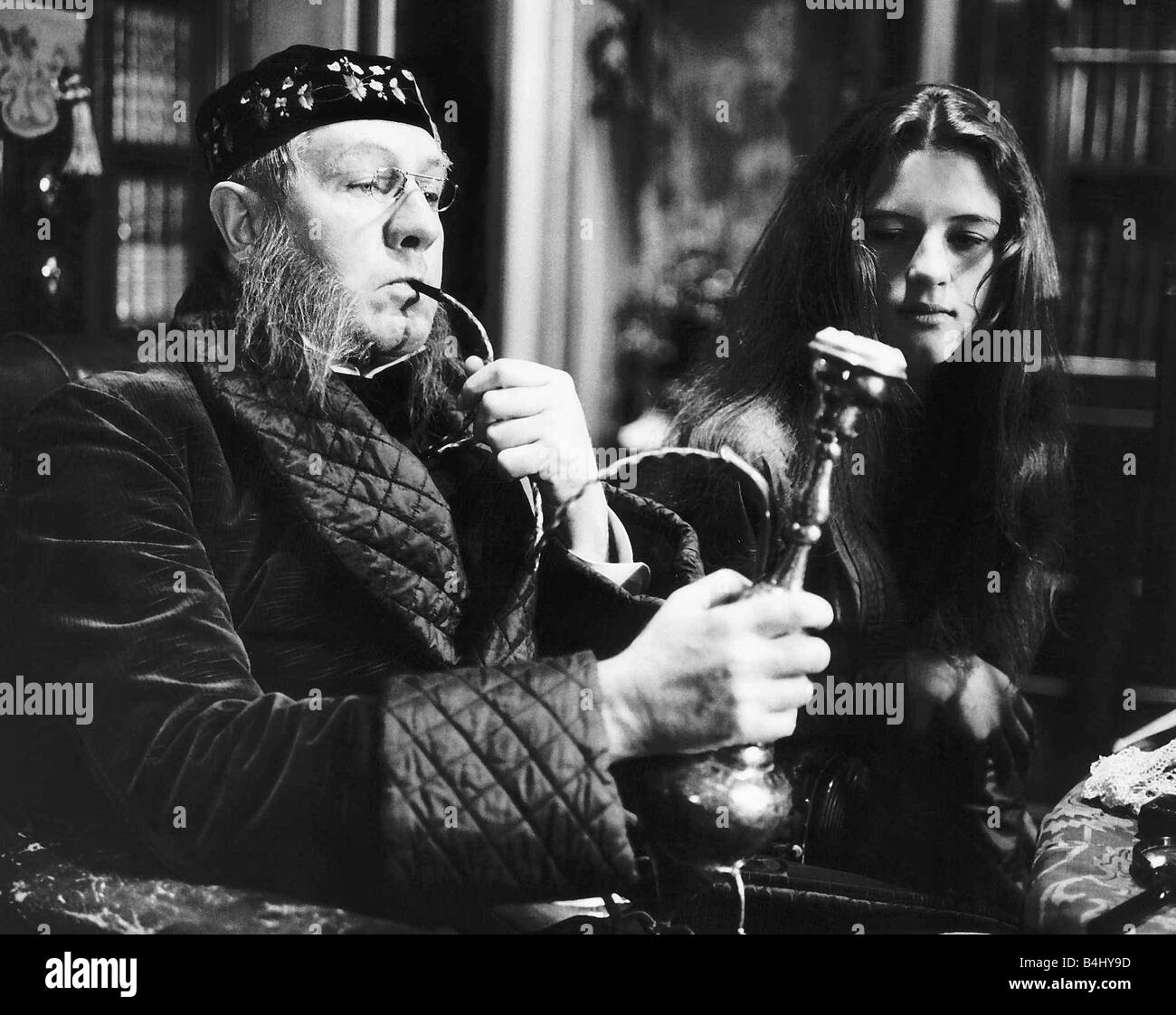 Michael Redgrave attore come la Caterpillar e Anne Marie Malik come Alice in scena filmata a St John Soanes Museum di Lincolns Inn per la BBC Television produzione di Alice nel Paese delle Meraviglie Foto Stock