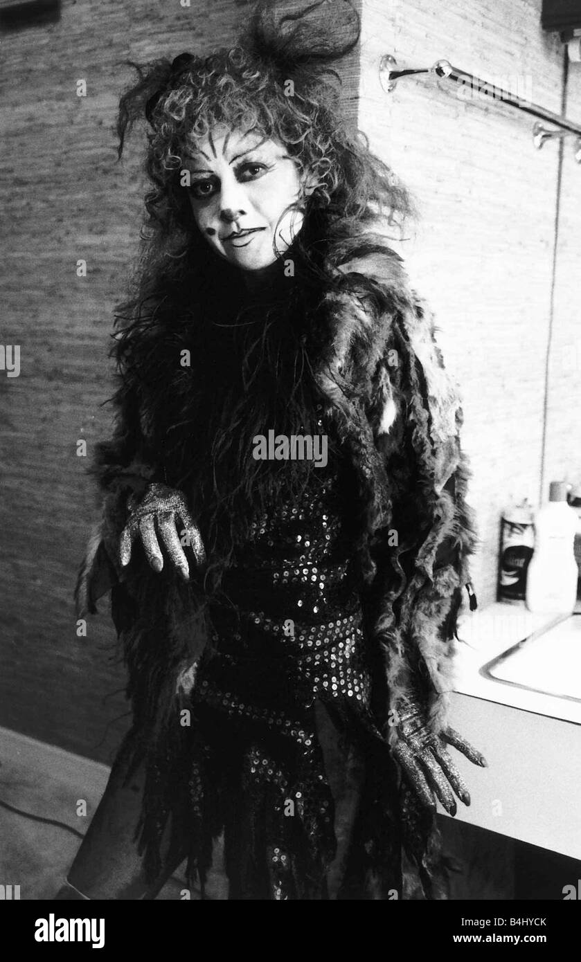 Elaine Paige attrice cantante in costume che indossa per il Musical gatti nel suo camerino Giugno 1981 Dbase MSI Foto Stock