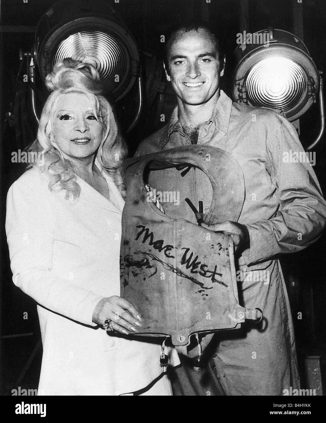 Mae West attrice film con Kevin Dobson Aprile 1976 Dbase MSI Foto Stock