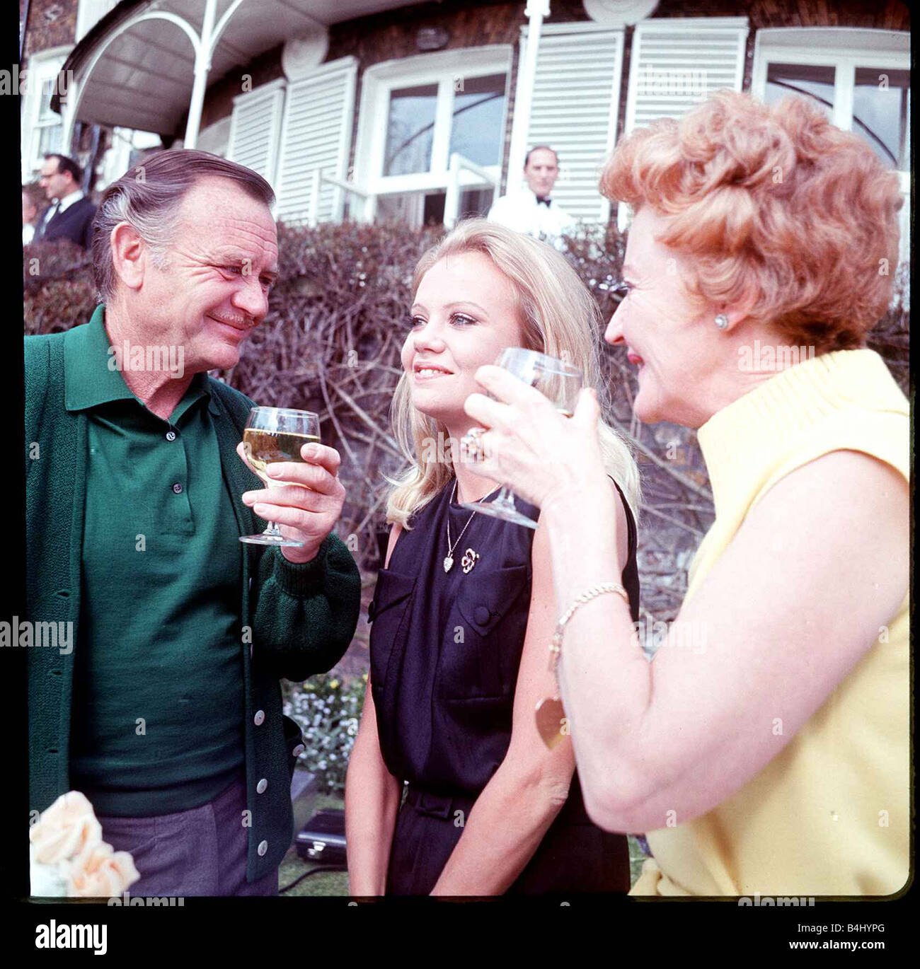 John Mills attore e la moglie Maria Haley Bell toast la loro figlia Hayley per il suo ventunesimo compleanno Aprile 1967 Foto Stock
