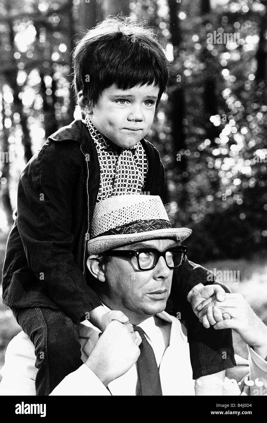 Eric Morecambe attore comico con bambino attore Tyler Butterworth nel film La magnifica due Foto Stock