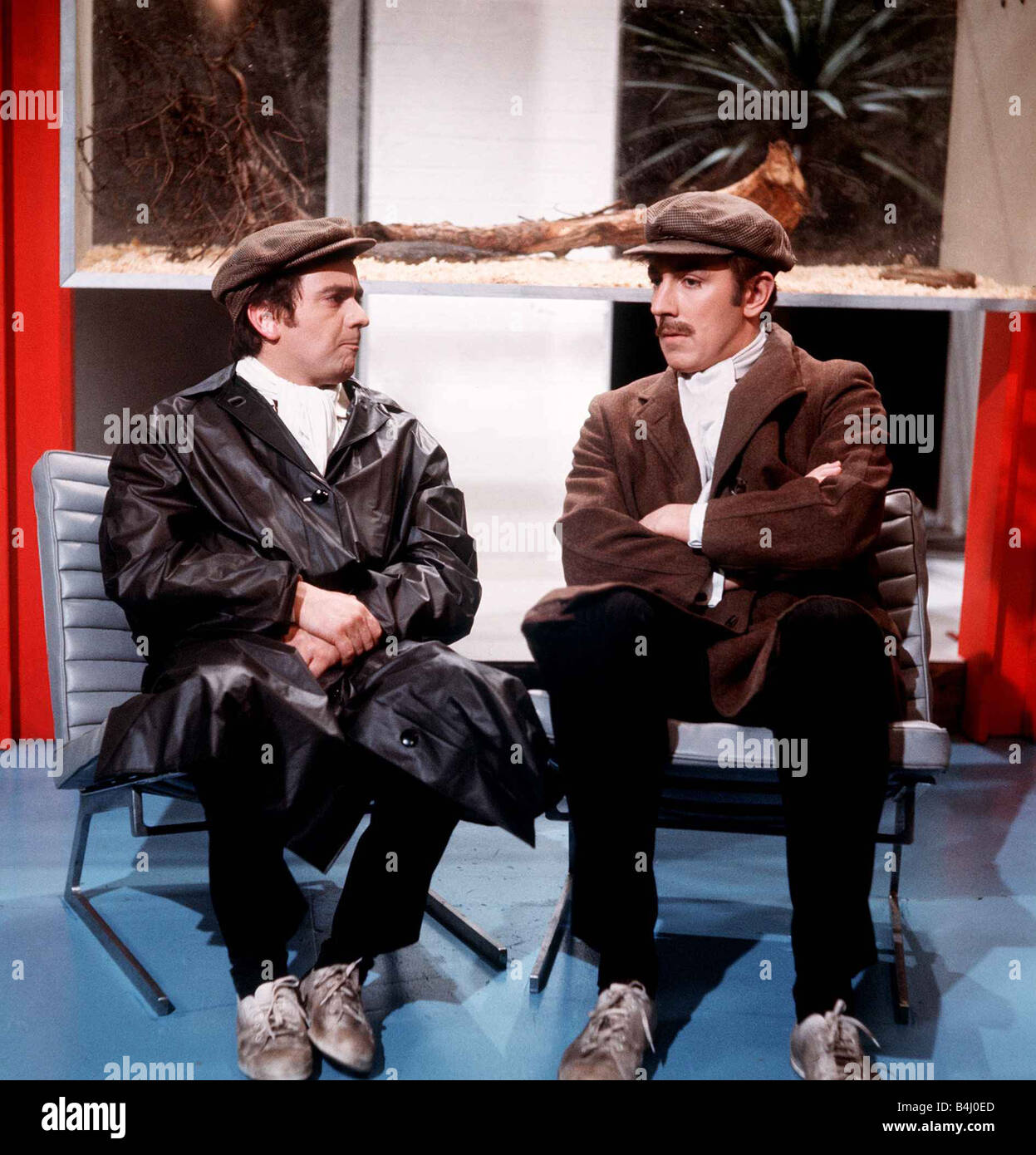 Peter Cook e Dudley Moore come Pete Dud in non solo ma anche Foto Stock
