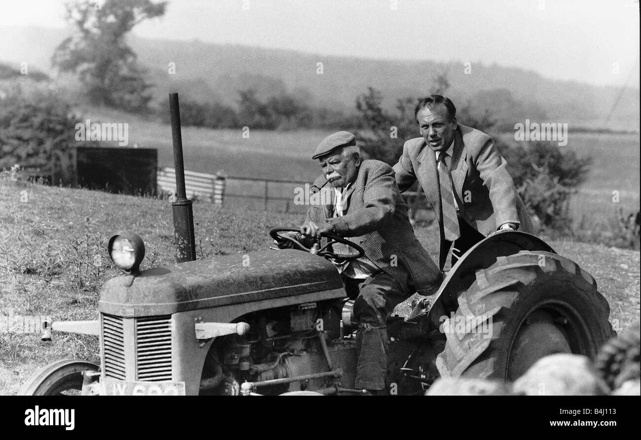 Graham Rigby attore la guida del tracter e Christopher Timoteo come James Herriot nel programma TV tutte le creature grandi e piccole Agosto 1989 Foto Stock