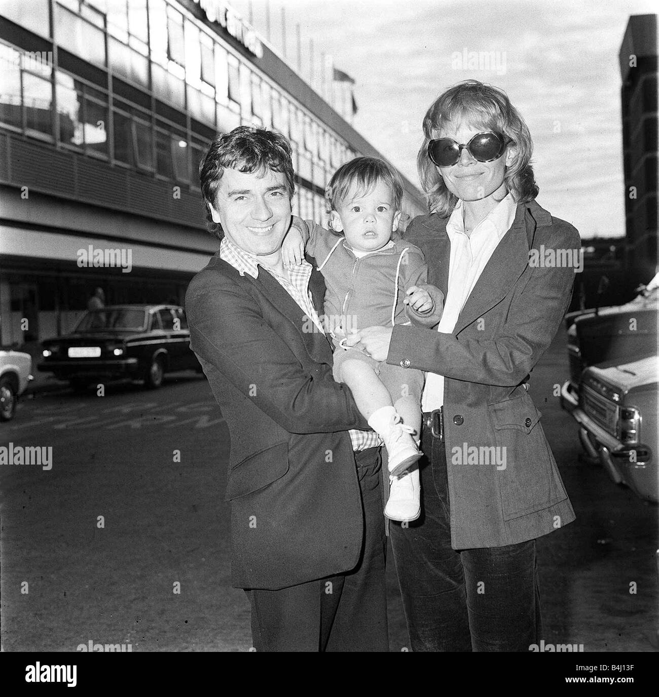 Attore Dudley Moore con moglie e figlio di luglio 1977 Foto Stock