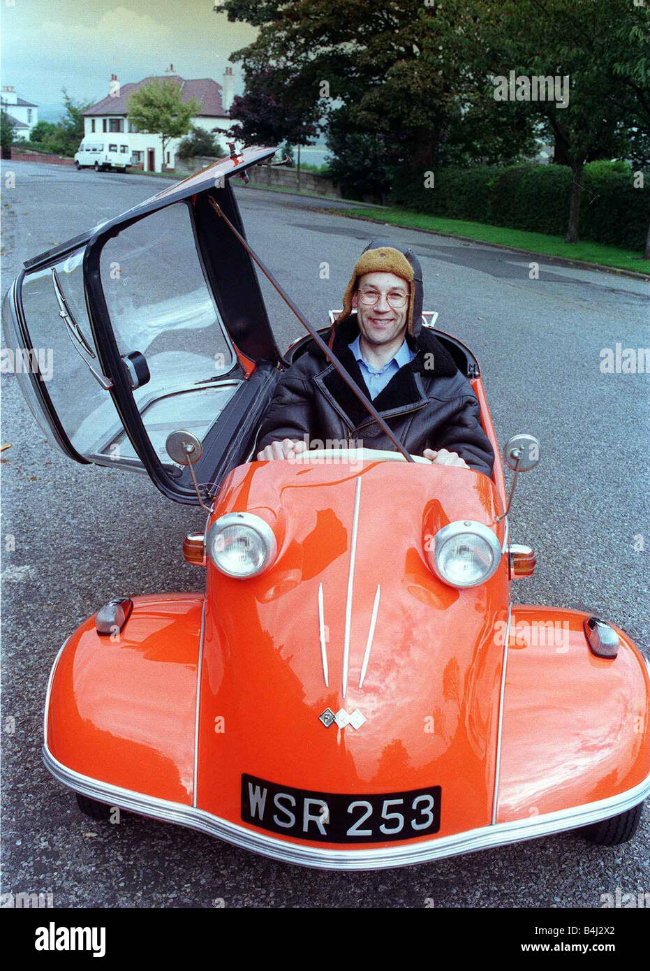 JOHN MILLER DA GREENOCK Ottobre 1998, con la sua bolla auto cofano aperto casco in pelle hat camicia Foto Stock JOHN MILLER DA GREENOCK Ottobre 1998, con la sua bolla auto cofano aperto casco in pelle hat camicia Foto Stock