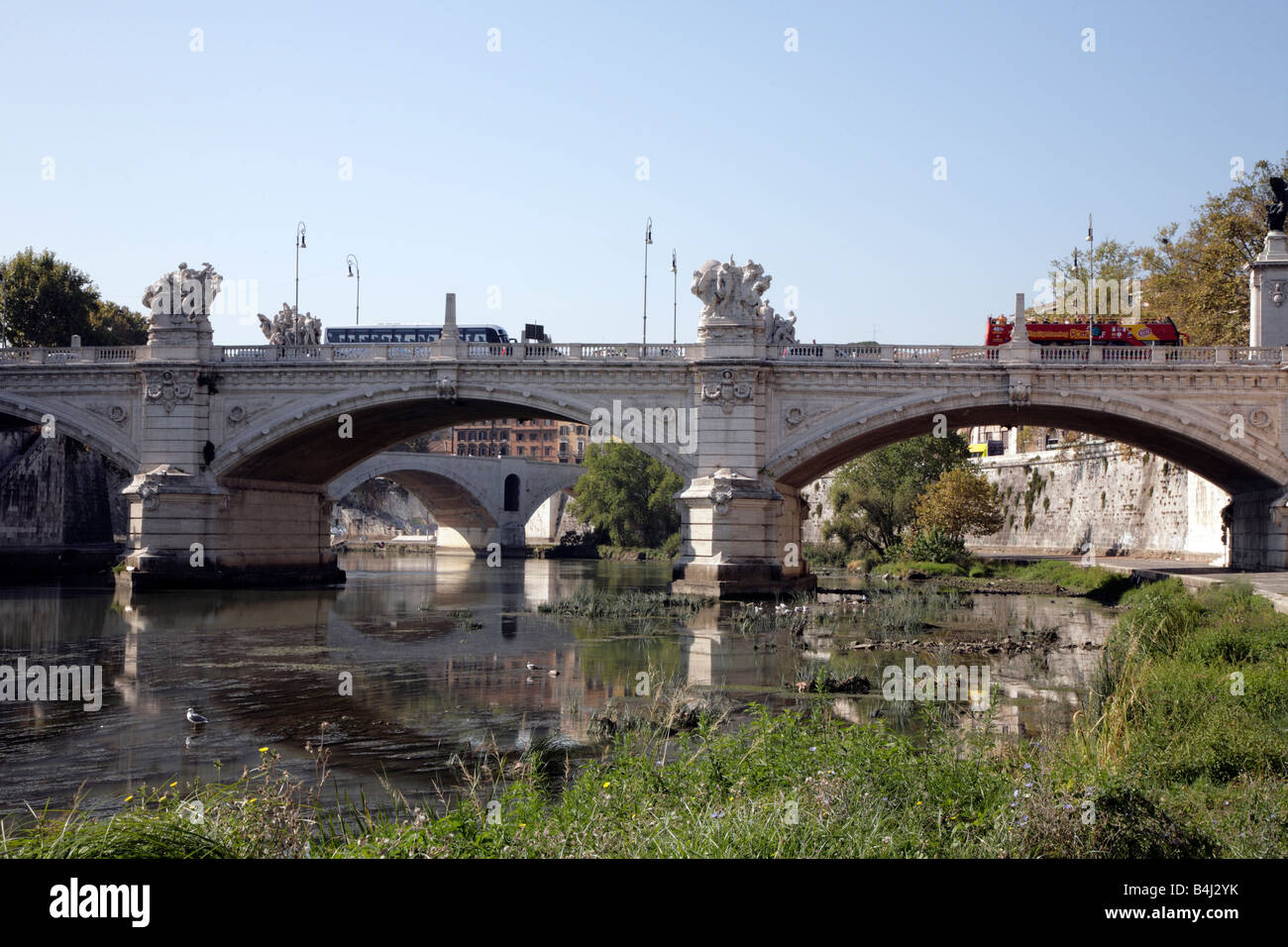 Ponte Vittorio Emanuelle ll oltre il fiume Tevere Roma bridge Foto Stock