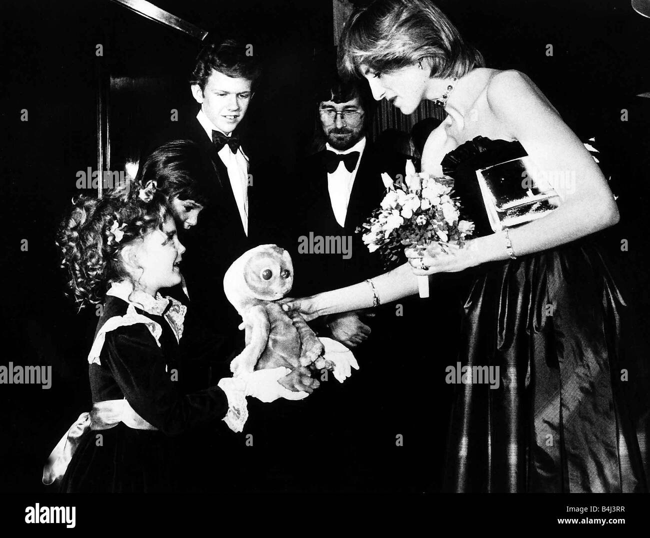 Drew Barrymore attrice incontra la principessa Diana all'Empire Leicester Square Premiere del film di E T Dicembre 1982 DBase MSI Foto Stock