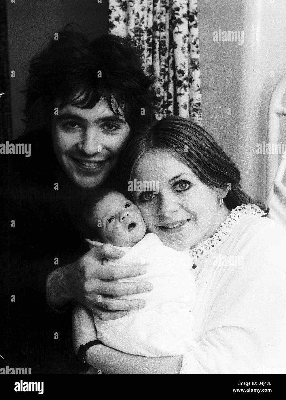 David Essex con la moglie Maureen e nuova nata figlia Verity Dicembre 1971 a Ilford Maternity Hospital di Londra dbase msi Foto Stock