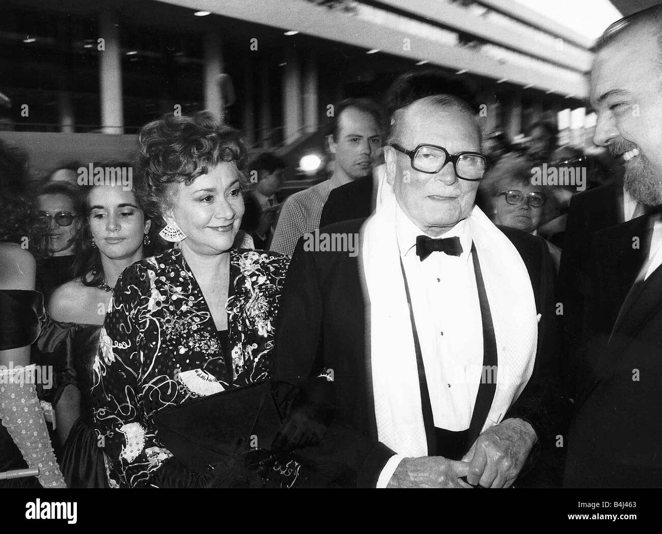 Sir Laurence Olivier attore e moglie Joan Plowright attrice al di fuori del Teatro Nazionale di giugno 1987 Dbase MSI Foto Stock