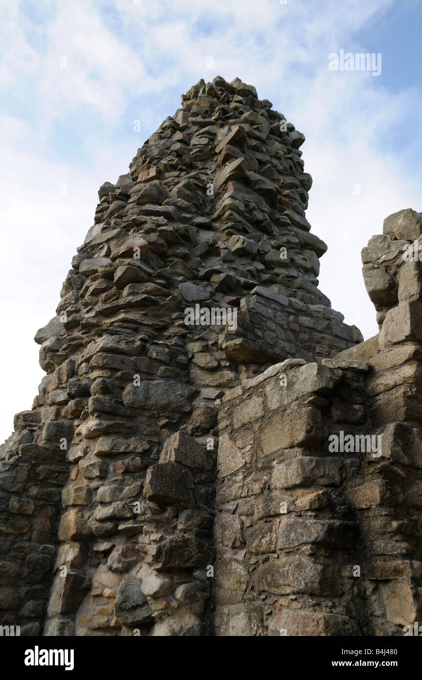 La muratura in pietra del castello Tolquhon, la restante parete della torre Foto Stock