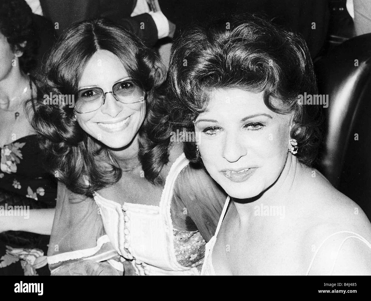 Pat Phoenix attrice con Diane Keen a Stringfellows night club Agosto 1980 Dbase MSI Foto Stock