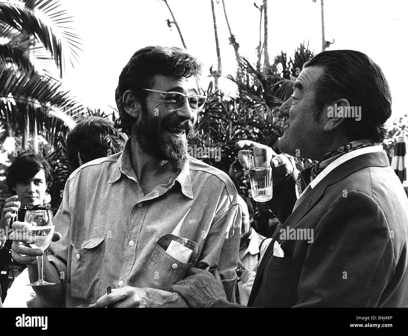 Peter O Toole attore con il compagno attore Jack Hawkins al Cannes Film Festival in Francia Maggio 1972 Dbase MSI Foto Stock