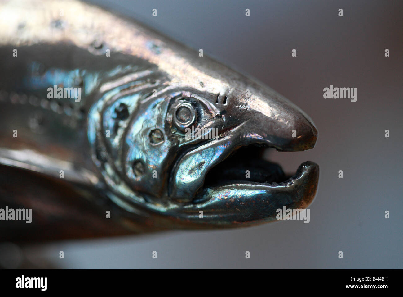 Scultura in argento del re di pesce, il salmone. Foto Stock