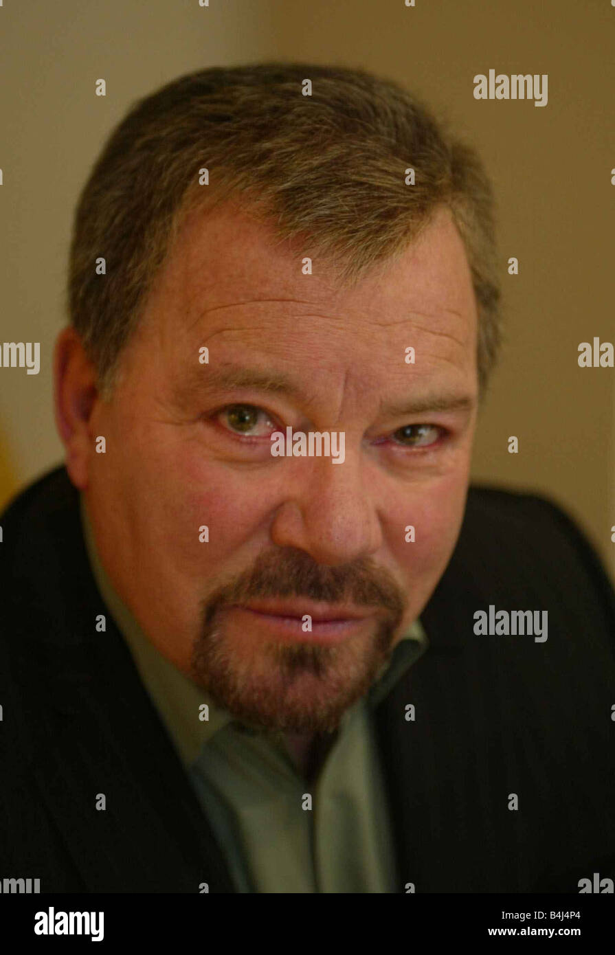 William Shatner Dicembre 2002 scrittore attore aka Bill Shatner raffigurato a Londra per promuovere Star Trek l'avventura in mostra Foto Stock