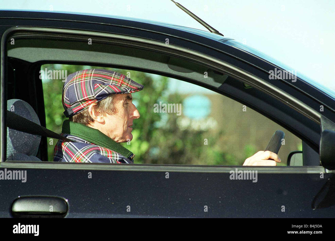 Jackie Stewart dentro la sua Ford Ka Auto Gennaio 1998 Foto Stock