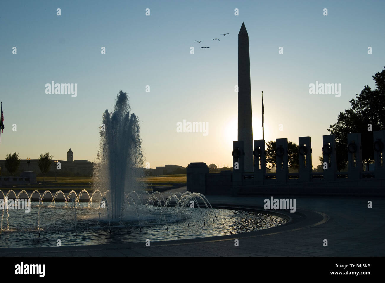 Fontana del Memoriale della Seconda Guerra Mondiale e a Washington Memorial in Washington DC come una silhouette durante il sunrise Foto Stock