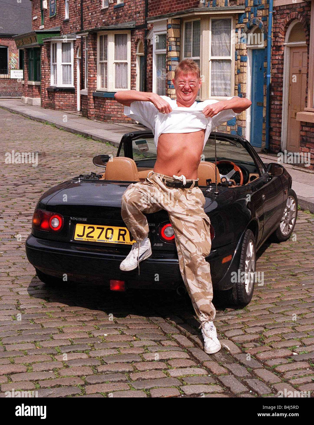 Curly Watt attore Kevin Kennedy Giugno 1998 attore di Coronation Street mostra off conciate di stomaco dopo il ritorno di soap opera serie dopo la malattia Foto Stock