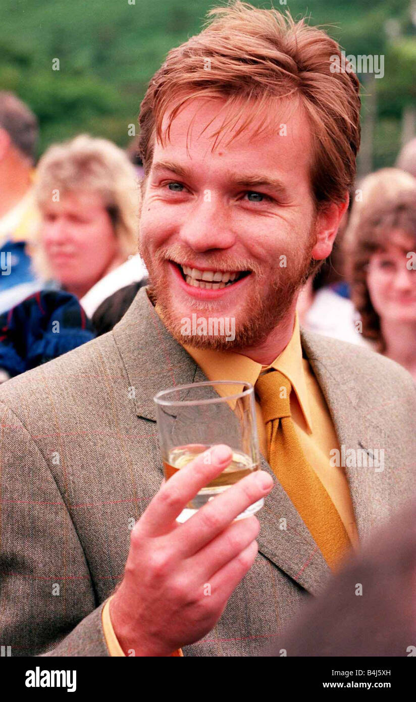 Ewan McGregor attore XXVI Luglio 1998 di bere un bicchiere di whisky a Isle of Arran distilleria di whisky in Scozia Arran Loch Ranza Foto Stock