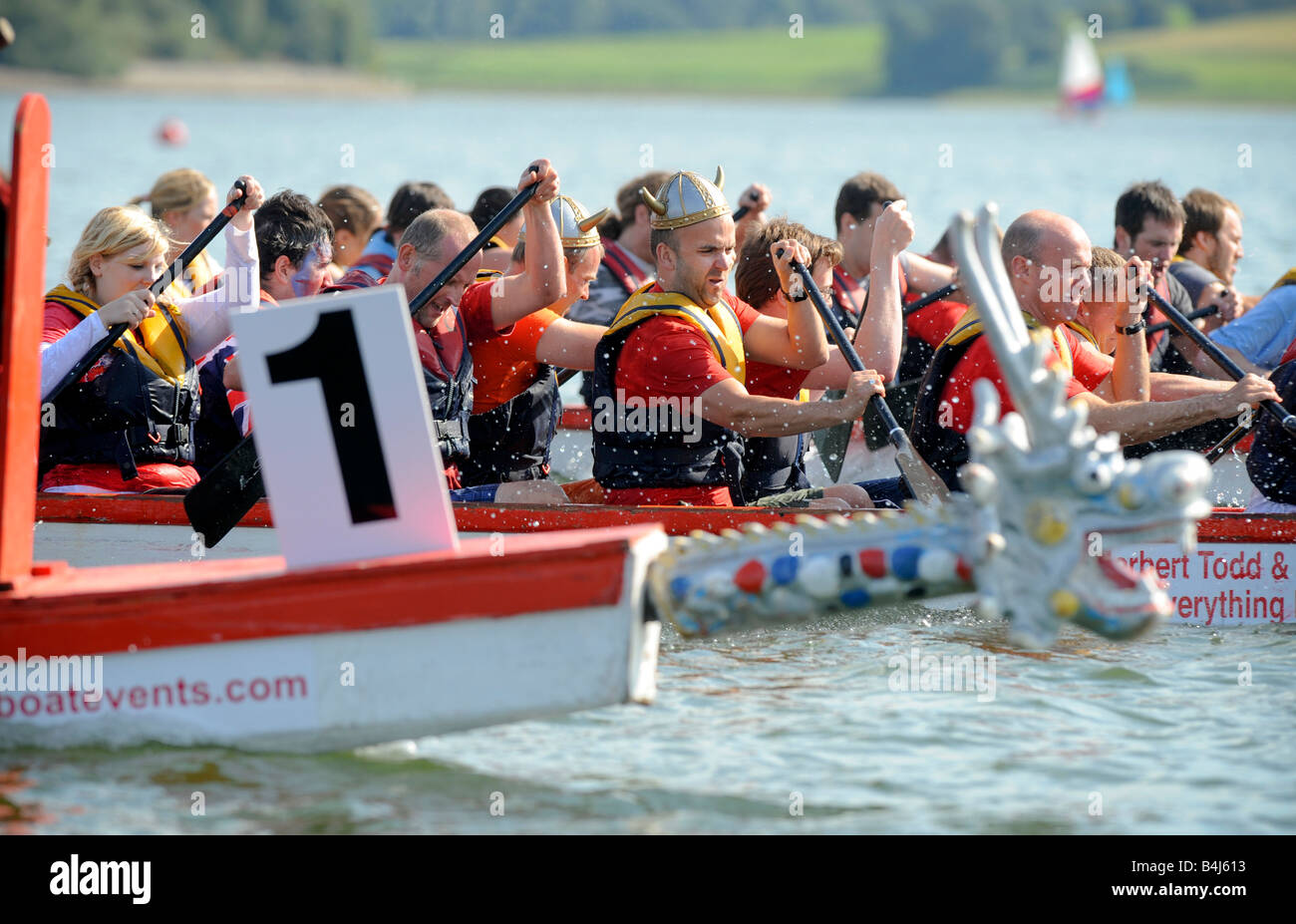 Dragon Boat racing su Bewl serbatoio acqua: un team paletta furiosamente per cercare di ottenere la vittoria. Foto da Jim Holden. Foto Stock