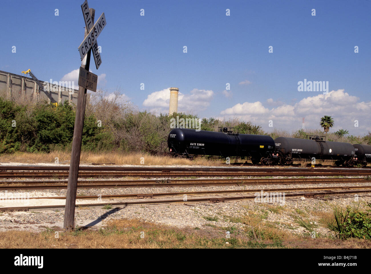 Ferrovia rurale che attraversa il treno in stallo sui binari non stazione Hobe Suono Florida Stati Uniti Foto Stock