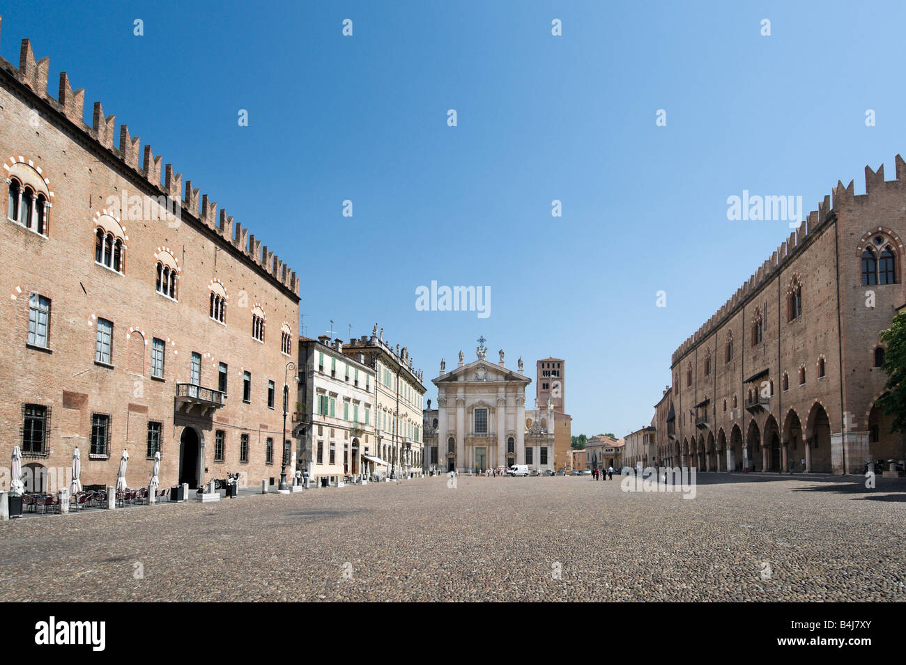 Piazza Sordello con il palazzo Bonacolsi, il Duomo e il Palazzo del Capitano (parte del Palazzo Ducale), Mantova, Italia Foto Stock