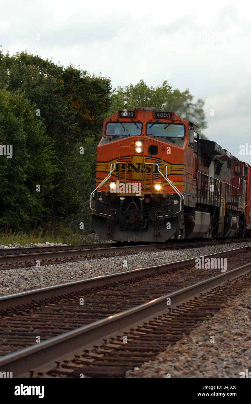 La BNSF treno sul binario ferroviario in Wisconsin Foto Stock