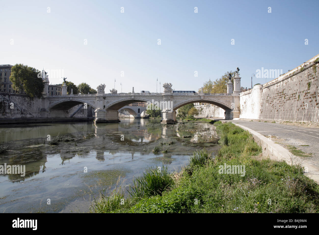 Ponte Vittorio Emanuelle ll oltre il fiume Tevere Roma bridge Foto Stock