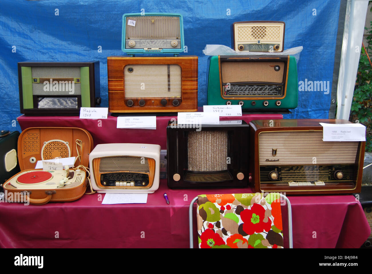Selezione della valvola vecchia radio a Braderie Lille Francia Foto Stock