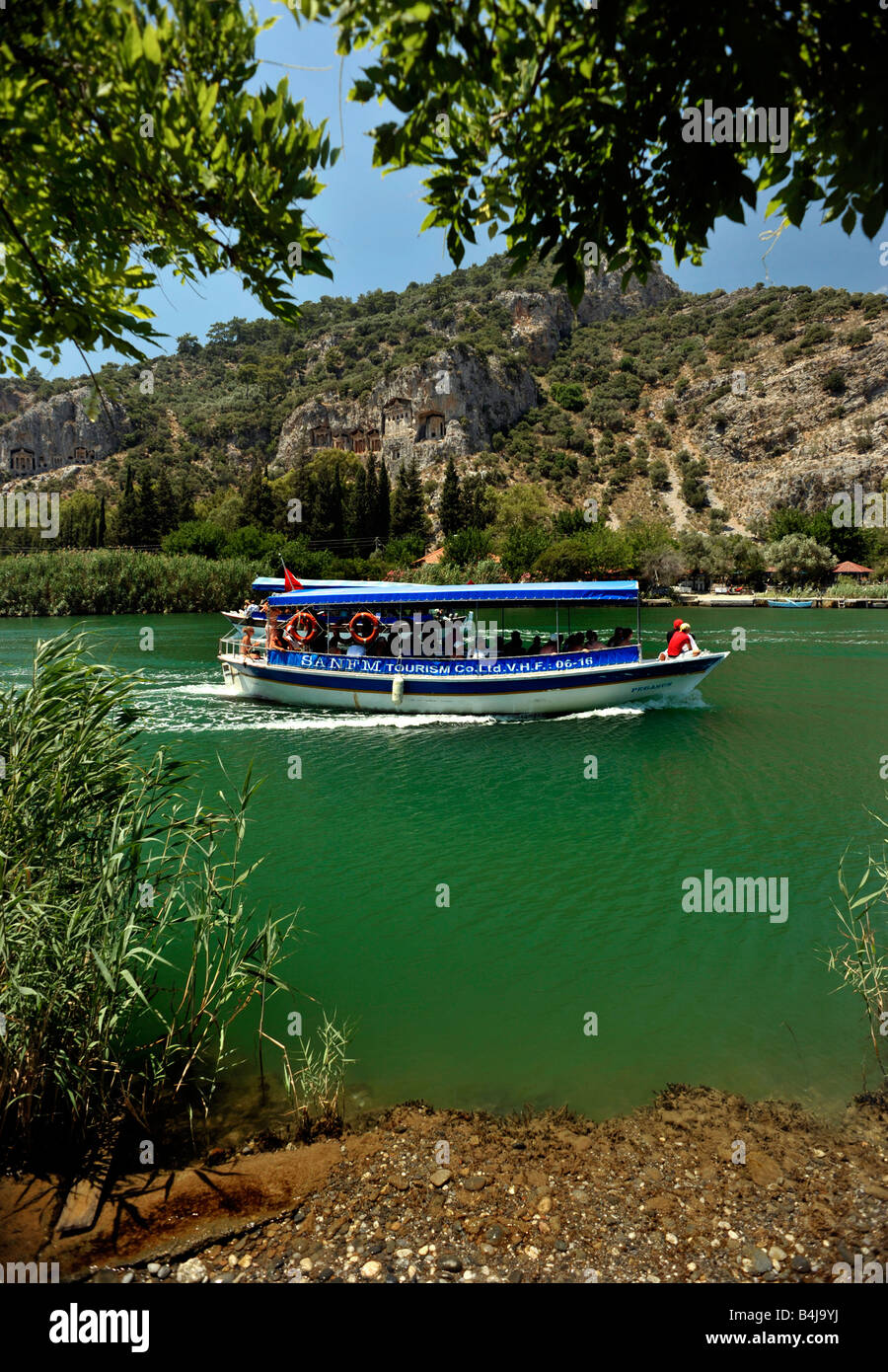 Barca caricata con i turisti crociere lungo il fiume tra Kaunos e Dalyan sulla penisola di Bodrum in Turchia Foto Stock