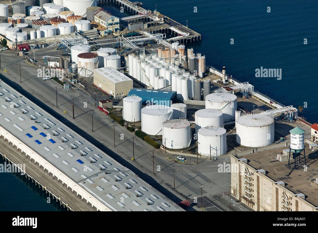 Antenna sopra olio di petrolio contenitori di deposito Porto di Long Beach in California Foto Stock