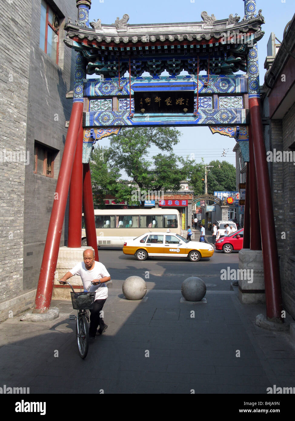Il vecchio uomo con la bici in sbieco il tabacco Pouch Street Hutong a Yandai byway, Jin Dynasty Yinding bridge, Shichahai District, Pechino Foto Stock