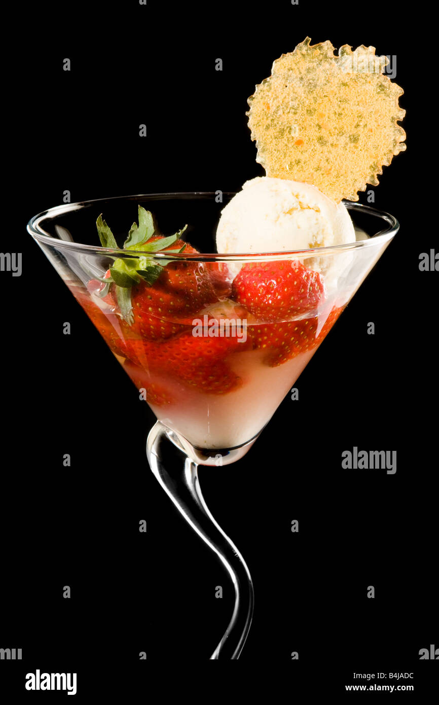Elegante dessert di fragole e gelato alla vaniglia Foto Stock