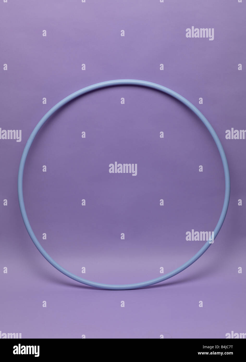 La luce blu del cerchio di hula hoop geometrica, figura geometrica materiale plastico gioco dei bambini bambino gioco ragazza ragazze passatempo, Foto Stock