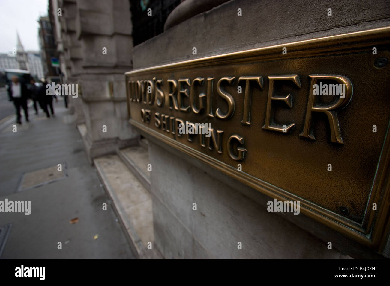 Pedestrians near the Lloyds register of shipping offices City of London, UK, Lloyd register fornisce servizi di classificazione e conformità Foto Stock