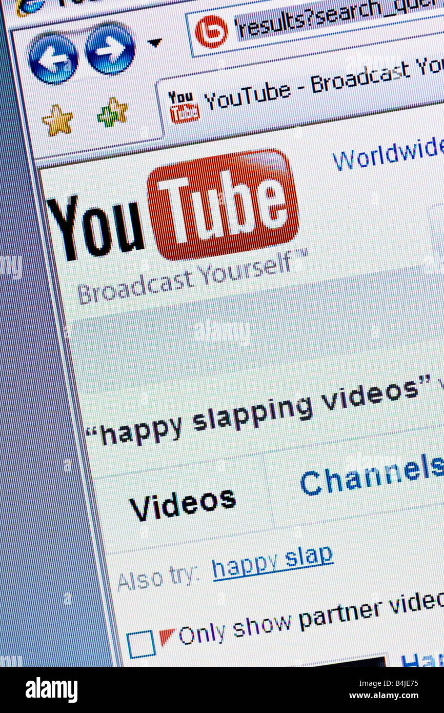 Youtube video nella schermata del sito e il logo che mostra la ricerca di happy slapping video Foto Stock
