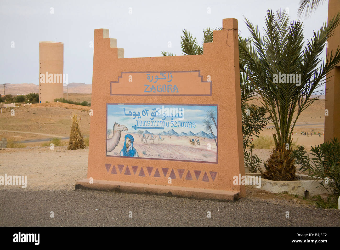 Cartello stradale di Tombouctou 52 Jours attraverso il deserto da cammello Timbuctù 52 giorni Zagora Marocco.orizzontale.89903 Marocco Foto Stock