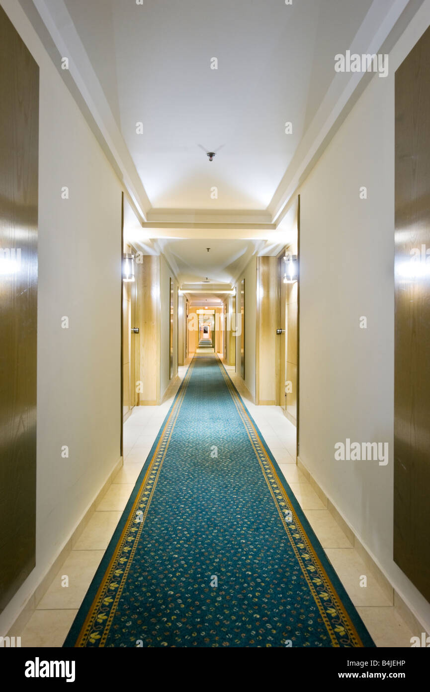 Hotel vuoto corridoio di notte Foto Stock