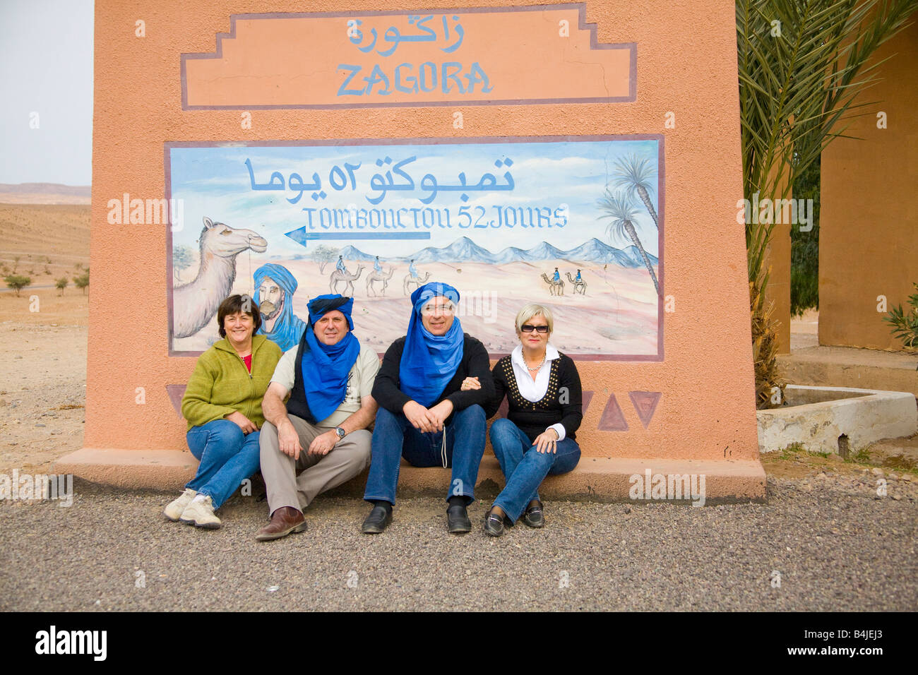 I turisti dal cartello stradale di Tombouctou 52 Jours attraverso il deserto da cammello Timbuctù 52 giorni Zagora Marocco.orizzontale.89915 Marocco Foto Stock
