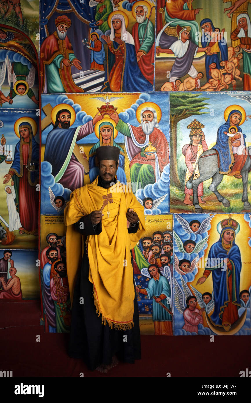 Un sacerdote si erge a Debre Maryam monastero sul Lago Tana, Etiopia, Africa Foto Stock