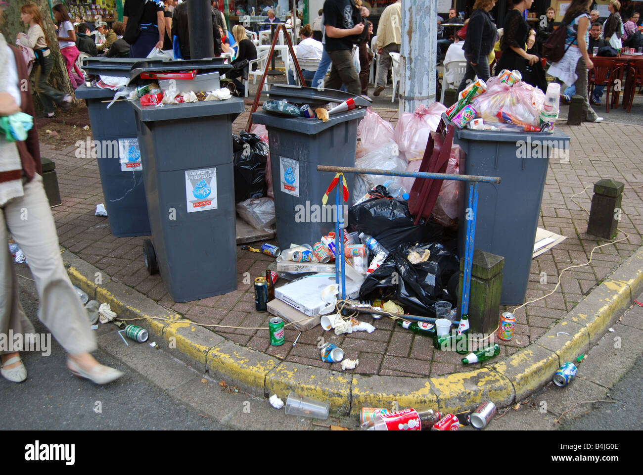 Rifiuti sinistra dalla folla a Braderie Lille Francia Foto Stock