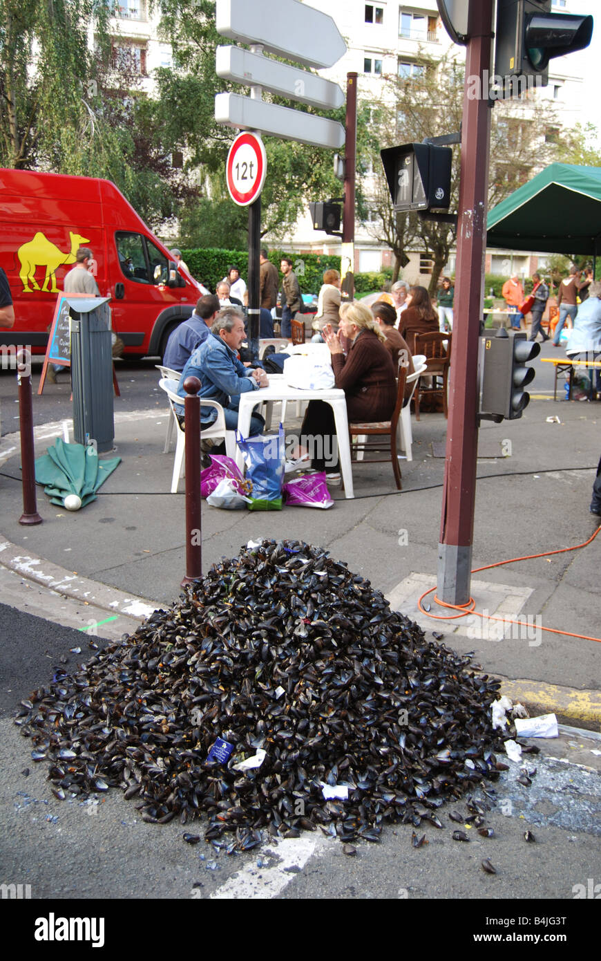 Pila di gusci di cozze fuori del ristorante Braderie Lille Francia Foto Stock