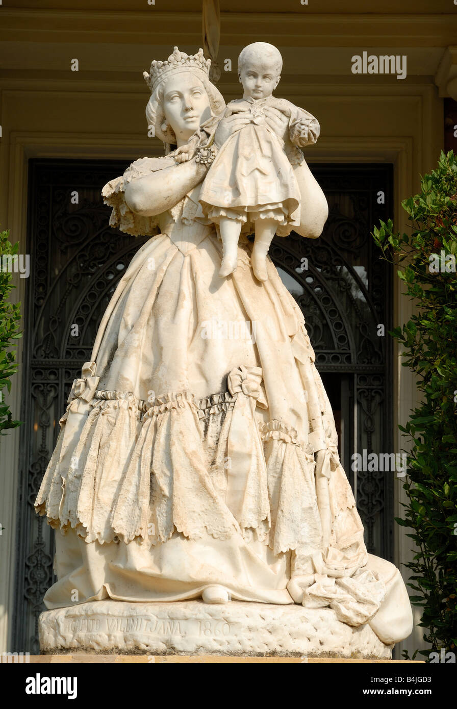 La Reina Isabel II Vallmitjana Agapit statua a Palau Reial de Pedralbes, Barcellona, Spagna Foto Stock