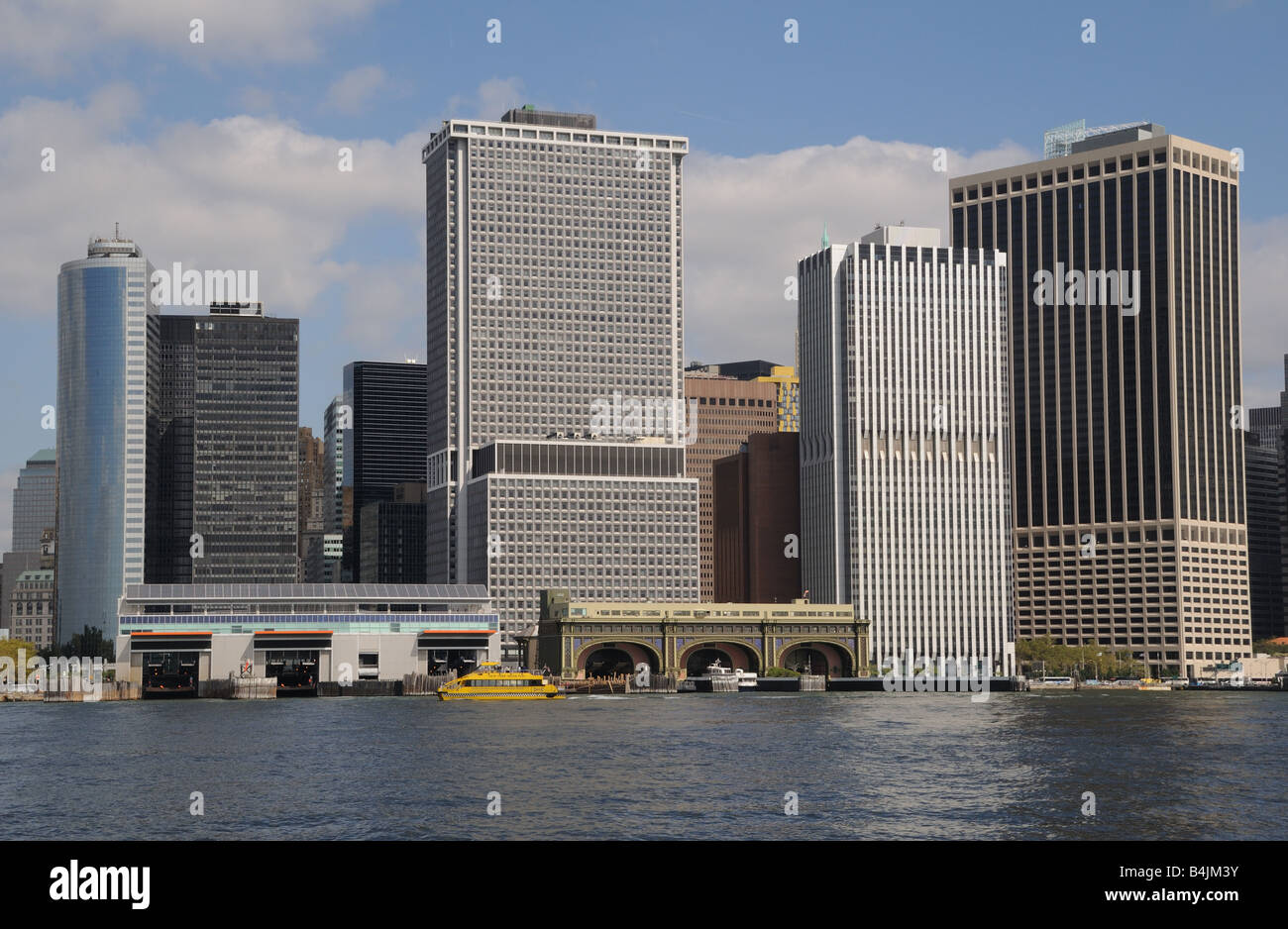 La parte inferiore di Manhattan con terminali di traghetto per Staten Island e Governors Island ferries. Foto Stock