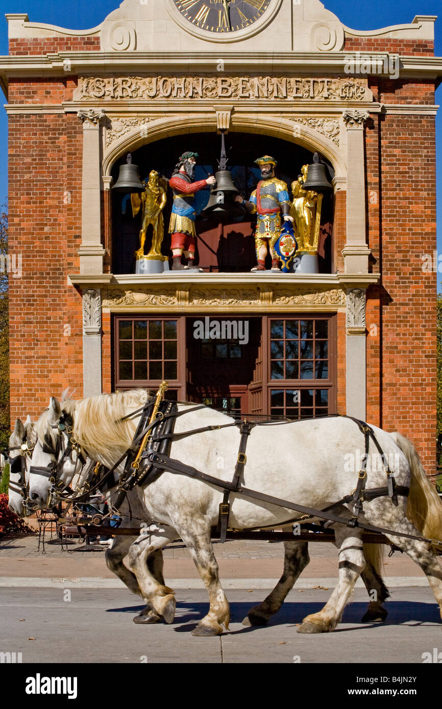 I cavalli tirando un carro passa la facciata del Sir John Bennet Gioielleria in villaggio Greenfield Dearborn MI Foto Stock