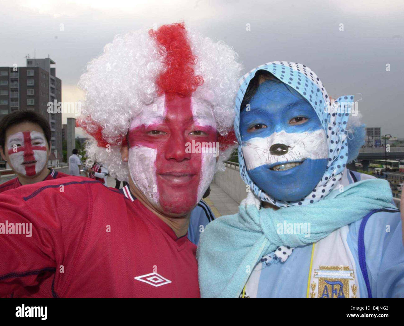 England Football Fans sostenitori Giugno 2002 Foto di celebrare dopo la vittoria contro l'Argentina Inghilterra giapponese e argentino ventole a Sapporo per l'inghilterra v argentina gioco. Foto Stock
